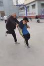 河南新鄉9歲男孩校門口被同學家長毆打住院 官方回應：公安機關介入，涉事人被拘