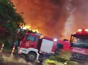 廣西玉林一工廠疑因雷擊失火？當地回應：是一家體育用品廠，原因正在調查