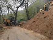 通往最美“映山紅”景觀路段突然有山體塌方  金寨縣公路中心迅速清理除隱患