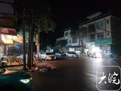 多圖丨洪水侵襲下的廣東英德：有人趁著夜色在洪水退去的田里捕魚
