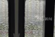 清晨8樓陽臺玻璃被莫名擊穿 出現(xiàn)放射狀小孔 事發(fā)合肥一小區(qū)