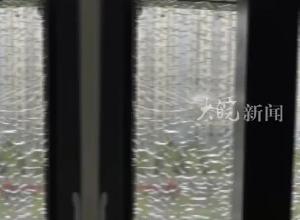 清晨8楼阳台玻璃被莫名击穿 出现放射状小孔 事发合肥一小区