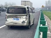合肥沪陕高速一车辆爆胎失控，后排乘员未系安全带两人轻伤