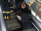 女子被超市自動扶梯“卷入”，丈夫：妻子仍在ICU，有截肢風險