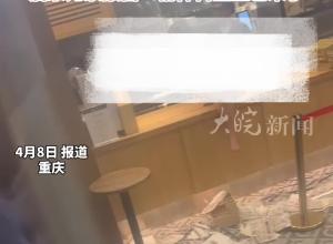 重庆一女子衣衫不整 坐在“霸王茶姬”柜台上  店家无奈报警：精神科医生也来了