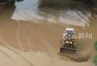 洪水過后水位大幅下降，廣東英德市東岸濱江公園，環衛人員正在清理淤泥