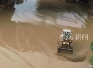 洪水过后水位大幅下降，广东英德市东岸滨江公园，环卫人员正在清理淤泥