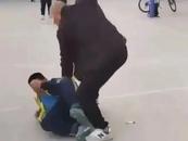 9歲男孩校門口遭同學家長毆打 河南新鄉深夜通報
