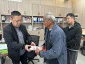 78歲賣菜大伯火了，網友：他的菜我承包了