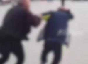 河南新乡一9岁男孩 校门口遭同学家长殴打 官方回应：涉事人已被拘