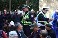 巢湖交警進公園開展老年人交通安全宣傳活動