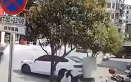 四川涼山一汽車倒車失控將2名孩子卷車底，最小僅3歲左右