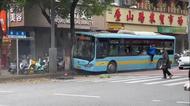 江西南昌一公交車與行人碰撞致3死7傷 公交集團回應