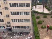 男子從5樓丟菜刀等物品，被帶上警車還大喊“救命”？當地回應