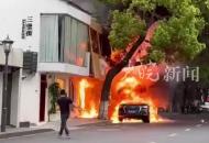 江蘇常州網紅街區三堡街一奧迪車自燃 燃起熊熊大火回應：附近商鋪受波及 火情已被控制