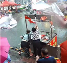 廣東肇慶突發(fā)強(qiáng)對流天氣！狂風(fēng)暴雨險將攤販連人帶車吹走