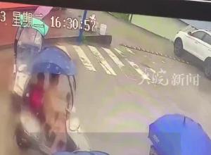 福建仙游一61岁老人 接孙女放学时被洪水冲走 外甥：看到舅舅在河边发呆 很心疼 希望大家帮帮忙 一起寻找老人