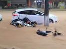 广东广宁县暴雨黄泥水浸街 有电动车在路上被冲走