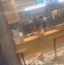 女子衣衫不整坐在霸王茶姬柜臺上 店家回應：已報警