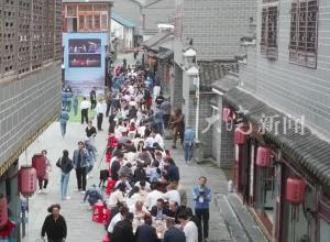 筑梦现代化 共绘新图景  观十万剧场 品长街宴席  再现金寨红色历史