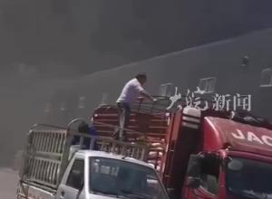 昆明一塑料制品厂突发大火  消防部门：火灾已扑灭，未造成人员伤亡