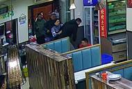 男子在烤魚(yú)店門(mén)口撒尿還毆打老板？連云港警方：已受案調(diào)查