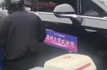 温州大学一商务车撞倒多辆电动车？校方回应：非学校车辆 
