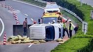 ?小貨車側翻貨物散落一地 高速“搬運工”迅速上線