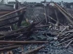 网传贵州西江千户苗寨景区 受暴雨影响致大片房屋倒塌  当地回应：未听说此事