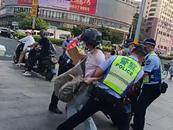 女子喊“我配合”仍被交警拽下電動車？海口交警回應