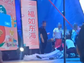 重慶一女歌手在老人壽宴上摔倒去世？警方回應(yīng) 