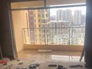 “南昌大风坠亡”事件楼栋多户阳台窗户被吹落，住建局称业主加装的窗户有问题