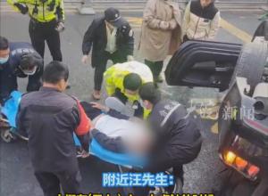 合肥和平路下穿桥 一私家车冲破护栏坠落  车内年轻男子被紧急送医
