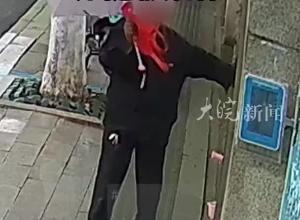 大皖正能量|合肥街头爱心接力很温暖 八旬大爷雨中拉住 九旬迷路大爷的手