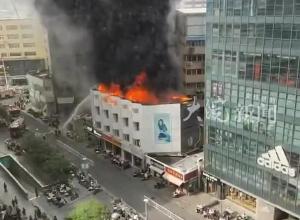 徐州市中心发生火灾 现场火光冲天 回应：大火已扑灭 无人员伤亡