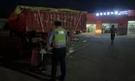 半掛車輪胎突然冒煙，六安高速交警及時處置
