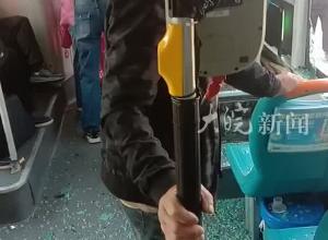 四川绵阳俩公交车发生擦刮玻璃碎一地 公交公司回应：无人员受伤
