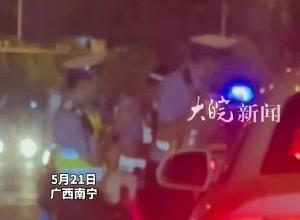 司机遇交警检查 撒下一把钞票后闯卡？  南宁交警：正在调查
