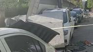 鄭州一處圍墻倒塌十多輛轎車被砸 當地警方：已接到報警，正在處置