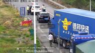 小車通過收費站時車內女子喊“救命”，高速交警立即追查攔截