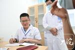 10多位上海皖籍医疗专家到阜南县义诊