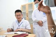 10多位上海皖籍醫療專家到阜南縣義診
