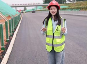 安徽首次！高速公路无人摊压施工来啦