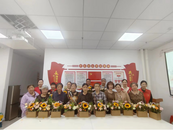 雪華鄉（宏業村街道）第三社區開展“花與美麗為伴 攜幸福同行”母親節藝術插花活動
