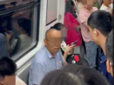 男子自称老人，地铁里呵斥女孩不给他让座，乘客：“我看你也不老”