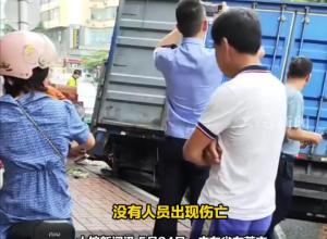 广东东莞一处道路出现塌陷 
当地回应：一货车受损 
未造成人员伤亡 现场已围闭