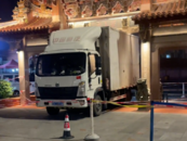 貨車卡在牌坊下進退不得 廈門一地回應：牌坊不是文物 現場還在處理中