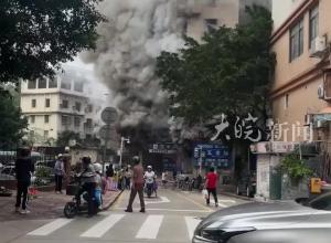广东惠州一商铺着火 ，整栋楼冒出大量浓烟，回应：五金店失火，无人员伤亡