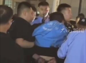 辽宁海城一外卖员持刀捅伤小区保安 
社区人员：嫌疑人被警方带走