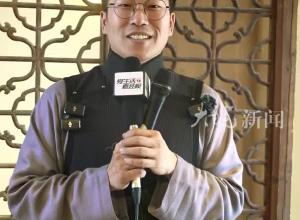 东方甄选安徽行 ，主播明明变身儒雅徽商 ，“把安徽好物推荐给全国朋友”